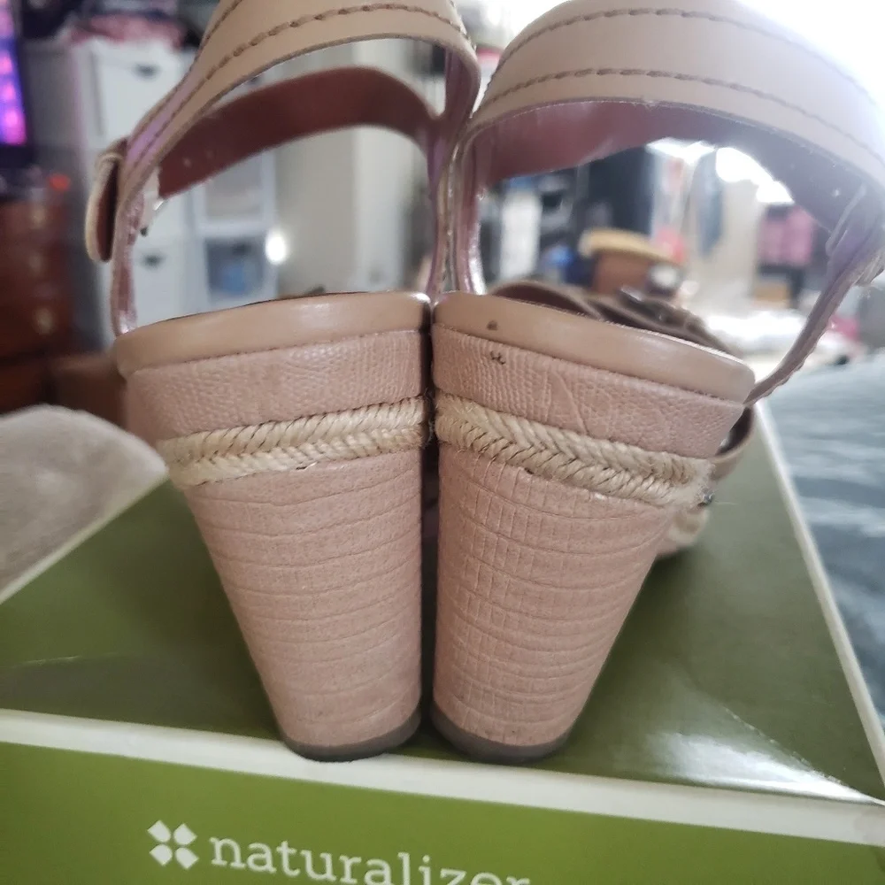 Like new! 9M naturalizer sandals